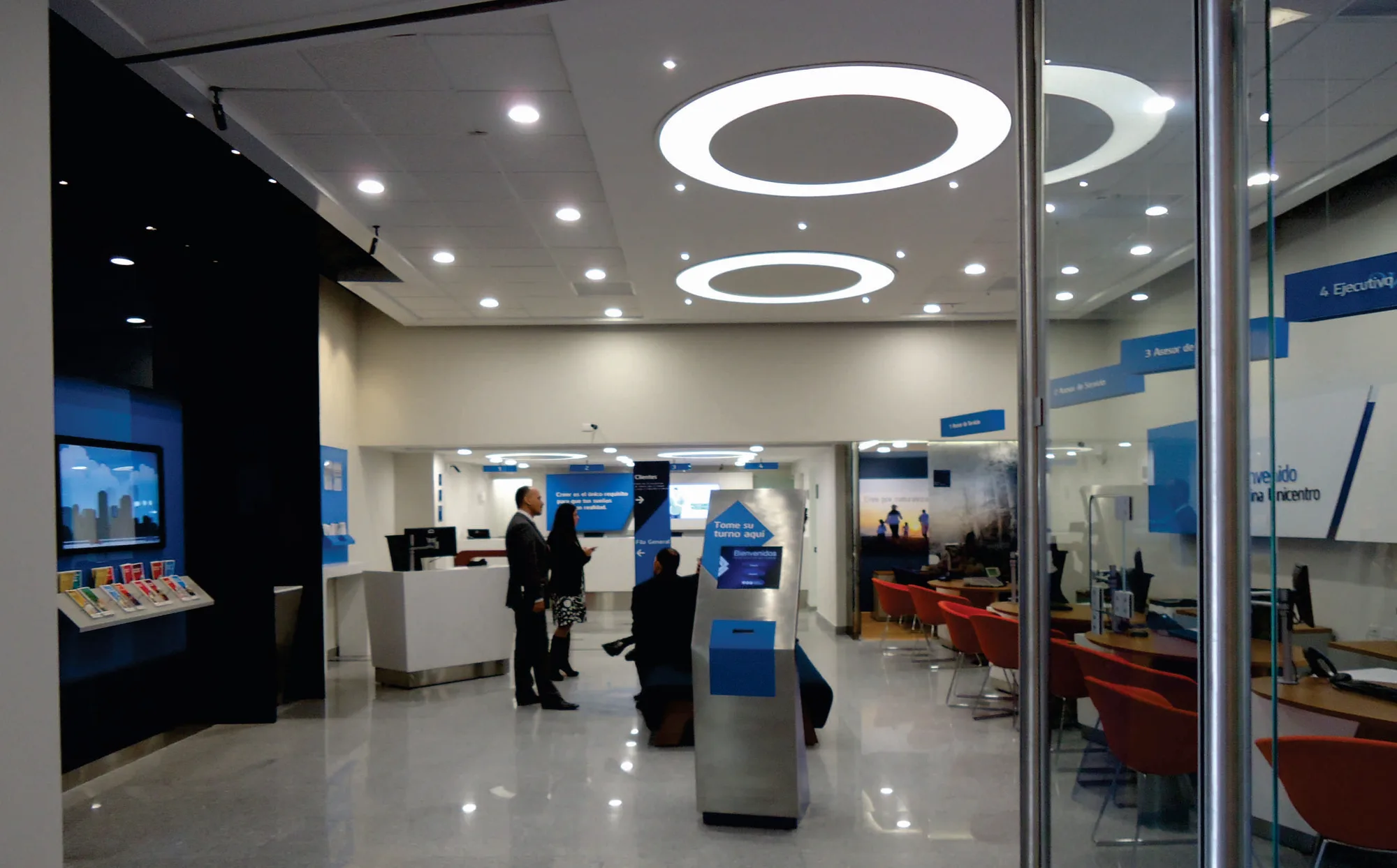 Interior comercial con luminarias circulares diseñado por Arquitectura Total